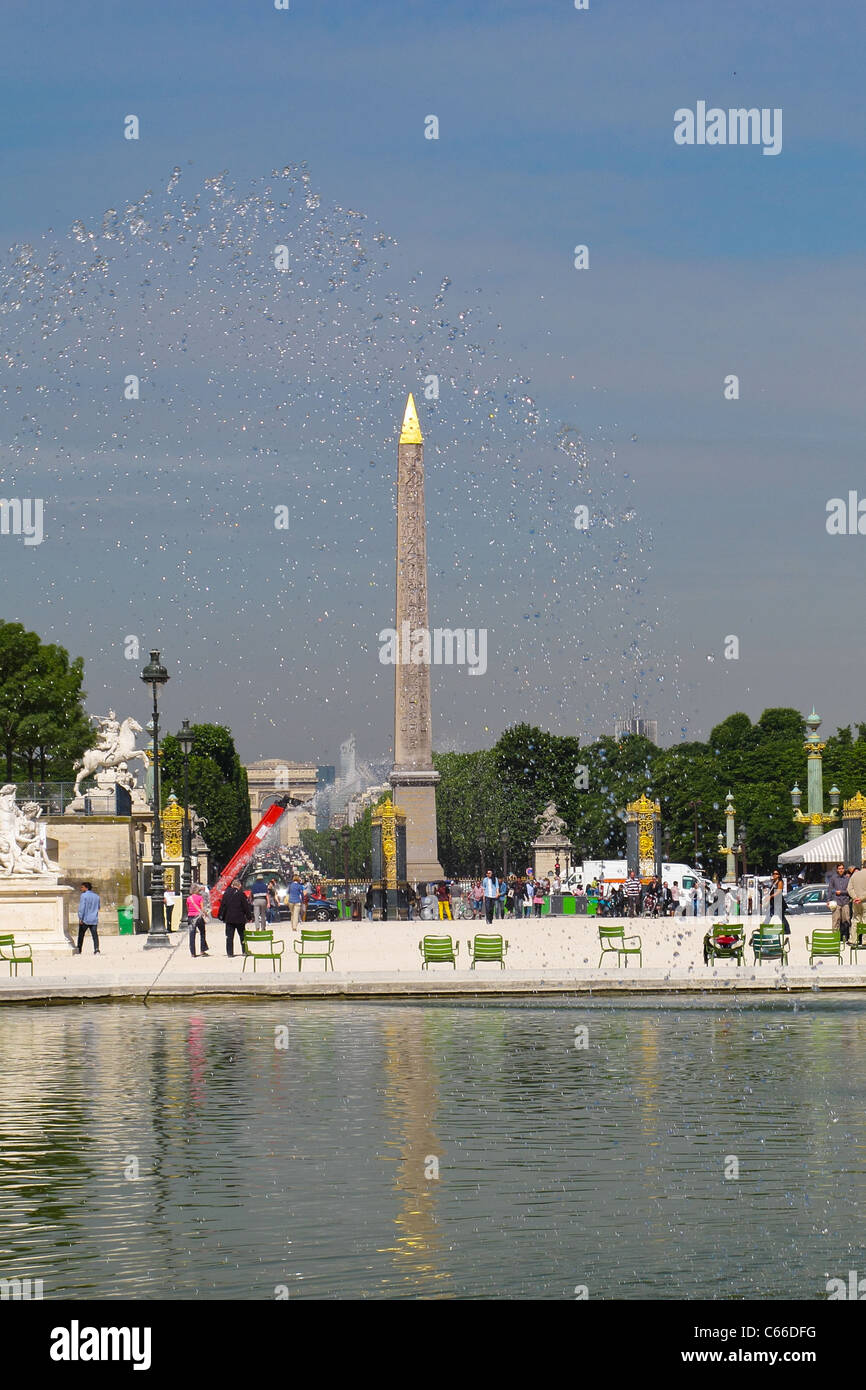 Guardando in direzione di Place de la Concorde e l' obelisco dal Jardin des Tuileries di Parigi Foto Stock