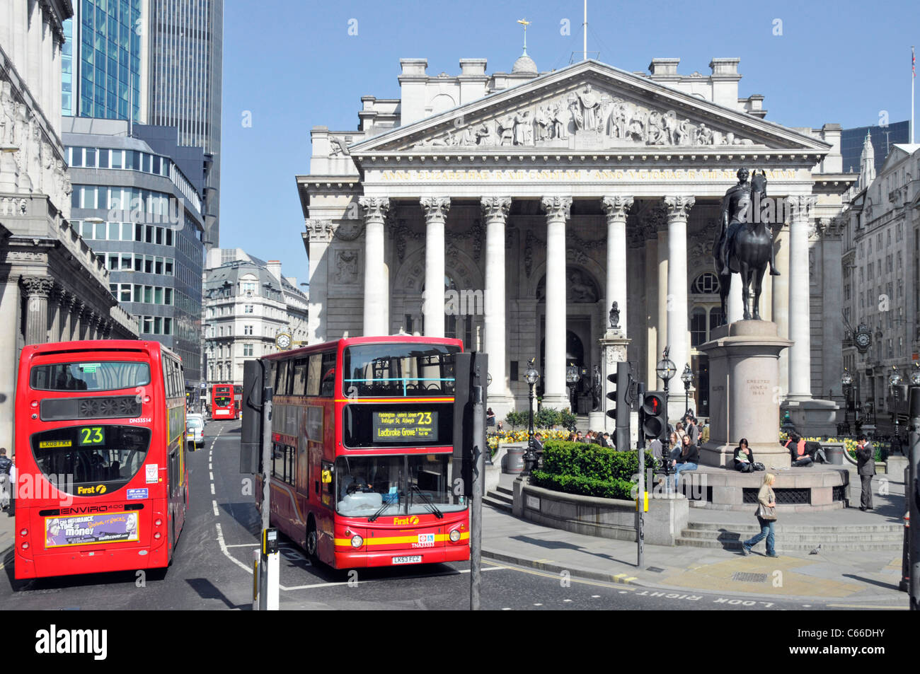 Londra gli autobus del trasporto pubblico in Threadneedle Street Nel miglio quadrato della città di Londra con la Royal Exchange edificio (centro) London street scene UK Foto Stock