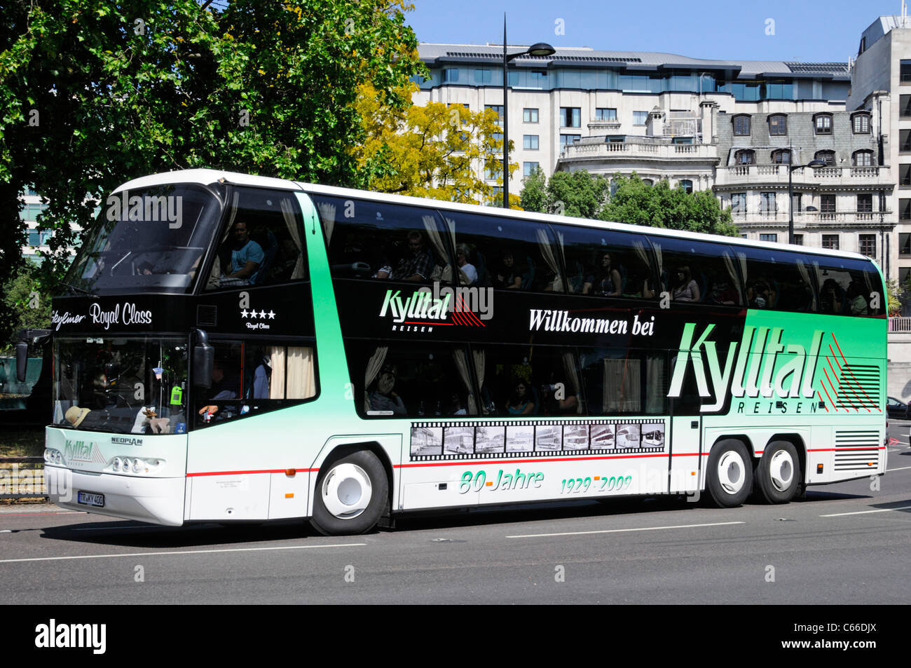 Kylltal Reisen tour società tedesca business con grafica su vista laterale di pullman a due piani a Park Lane Mayfair Londra Inghilterra Regno Unito Foto Stock