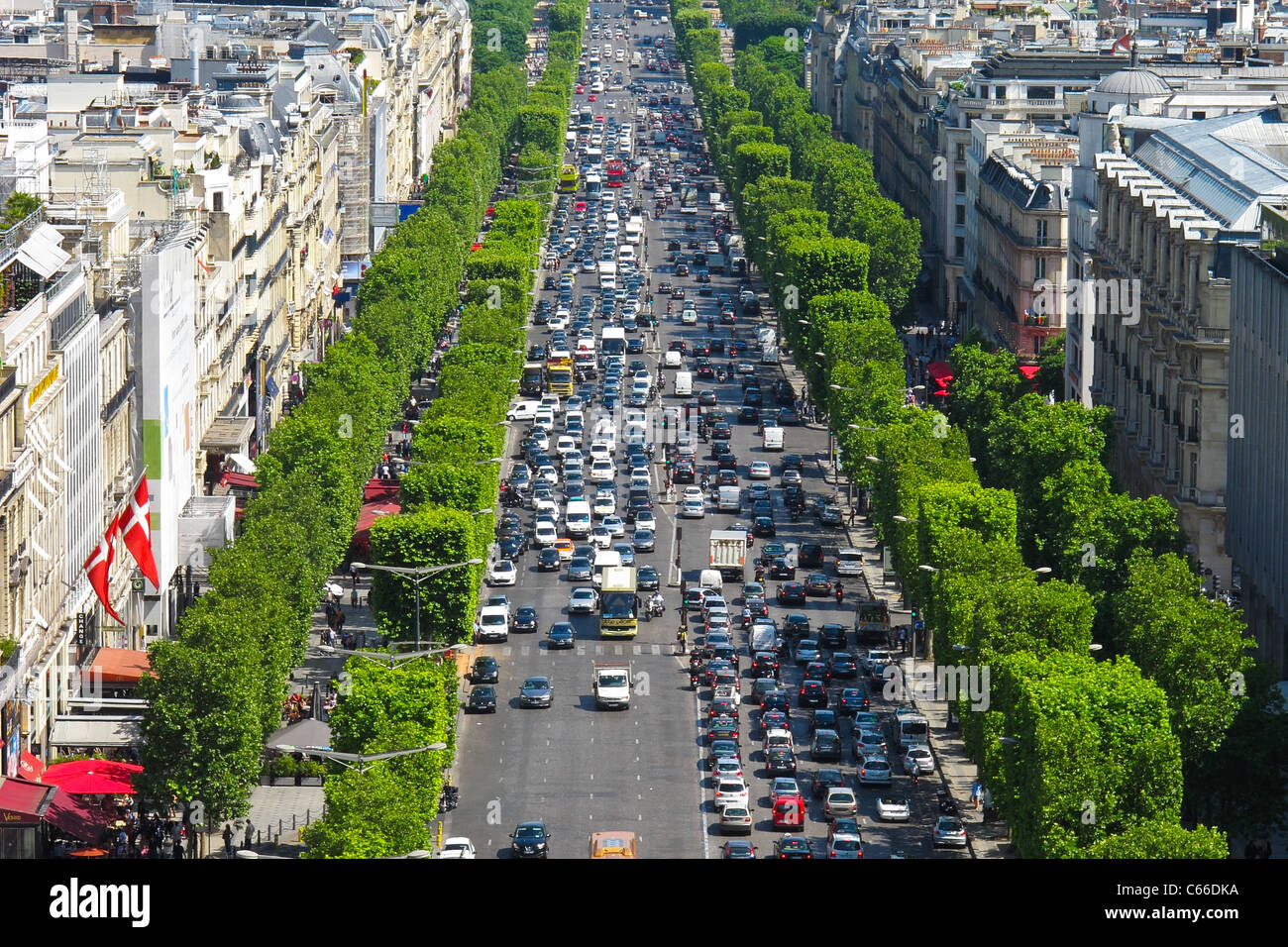 Auto e pedoni folla Avenue des Champs Elysees di Parigi Francia Foto Stock
