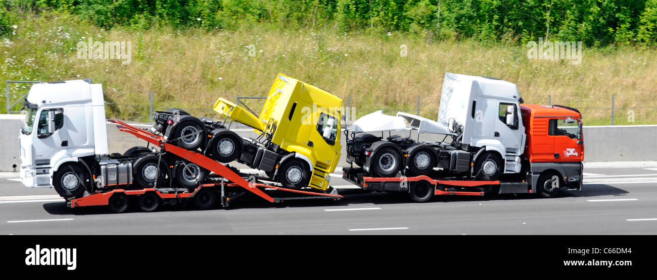 De Rooy autocarro transporter caricato con Renault nuovo carrello unità di trazione Foto Stock