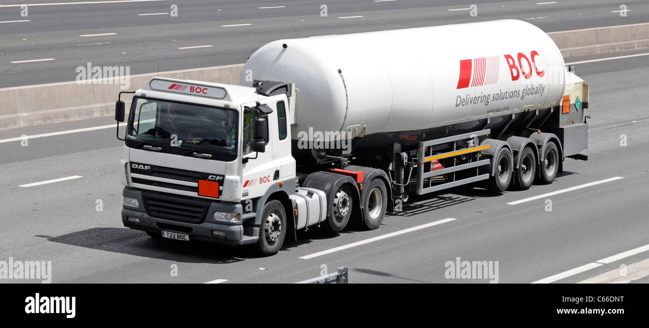 British Oxygen Company BOC materiale a gas liquido in autocisterna articolata rimorchio e camion hgv che viaggiano lungo l'autostrada M25 orbitale di Londra Inghilterra Regno Unito Foto Stock