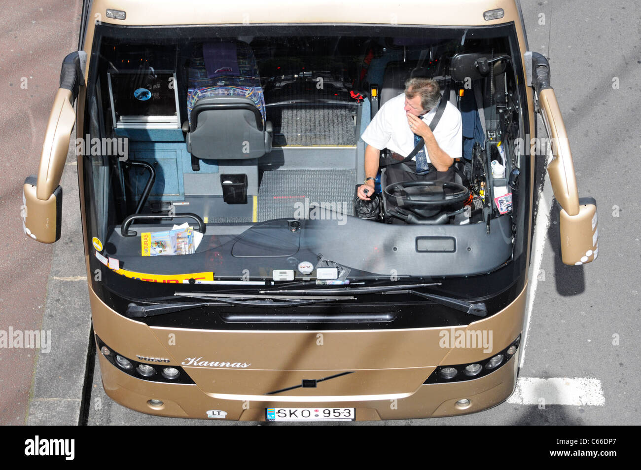 Antenna birds eye vista da sopra che guarda l'uomo lavora un allenatore lituano bus driver professione in attesa ad un semaforo in Londra England Regno Unito Foto Stock