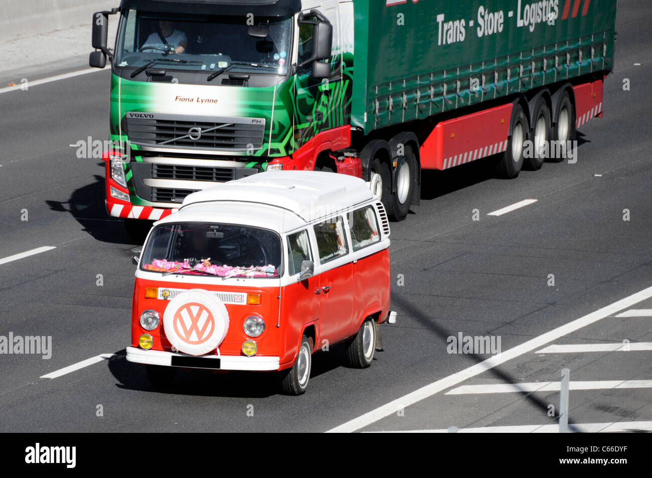 Classico Volkswagen VW Camper sulla autostrada DEL REGNO UNITO (oscurate targa) anteriore montata la ruota di scorta con logo VW England Regno Unito Foto Stock