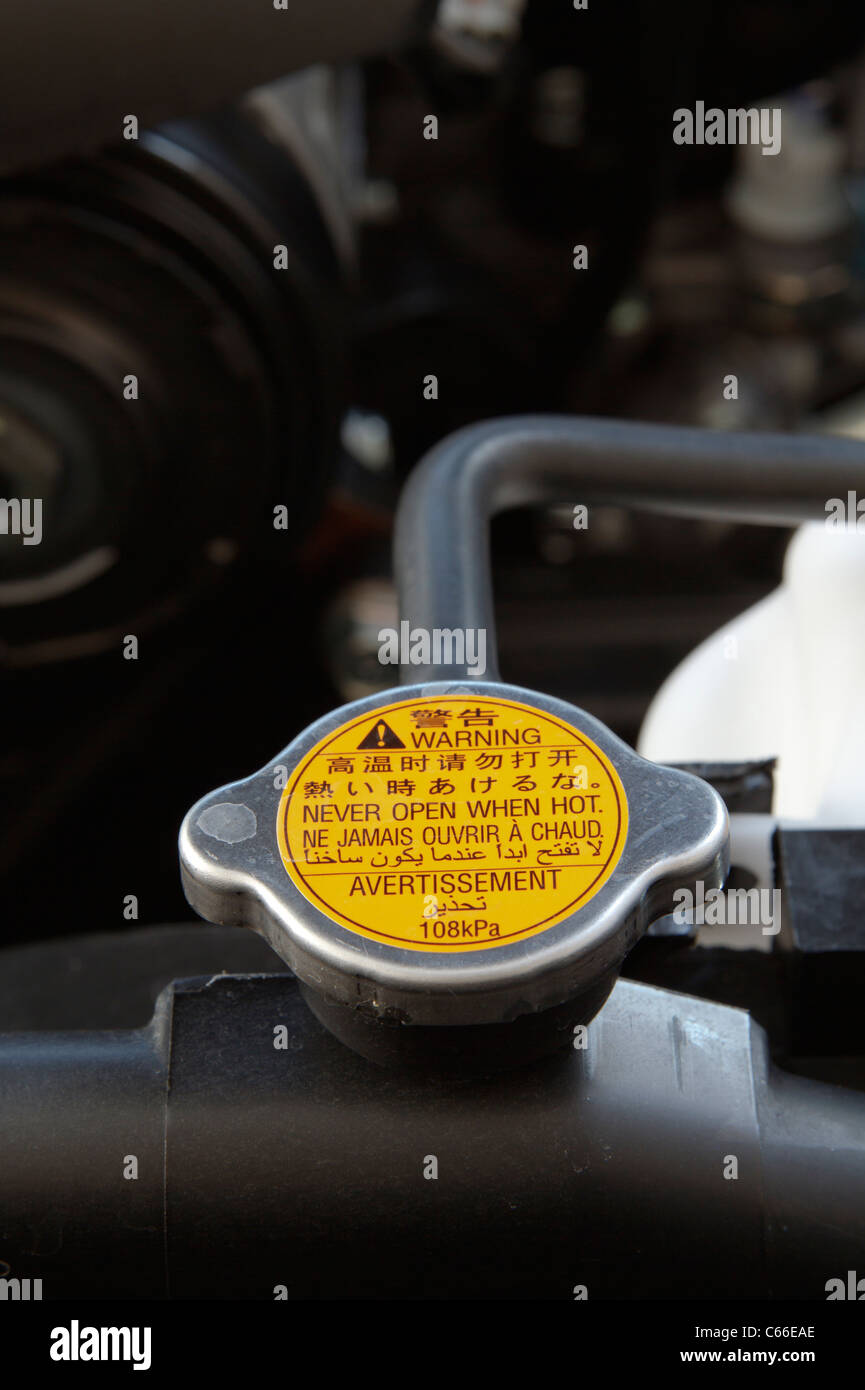 Il tappo del radiatore. Alta pressione e ad alta temperatura di etichette  di avvertenza su un auto del tappo del radiatore, STATI UNITI D'AMERICA  Foto stock - Alamy