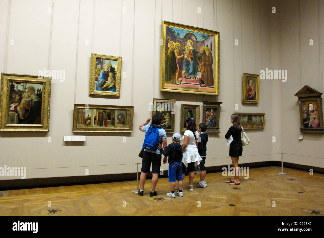 Persone di ammirare opere d'arte al museo del Louvre a Parigi Francia Foto Stock