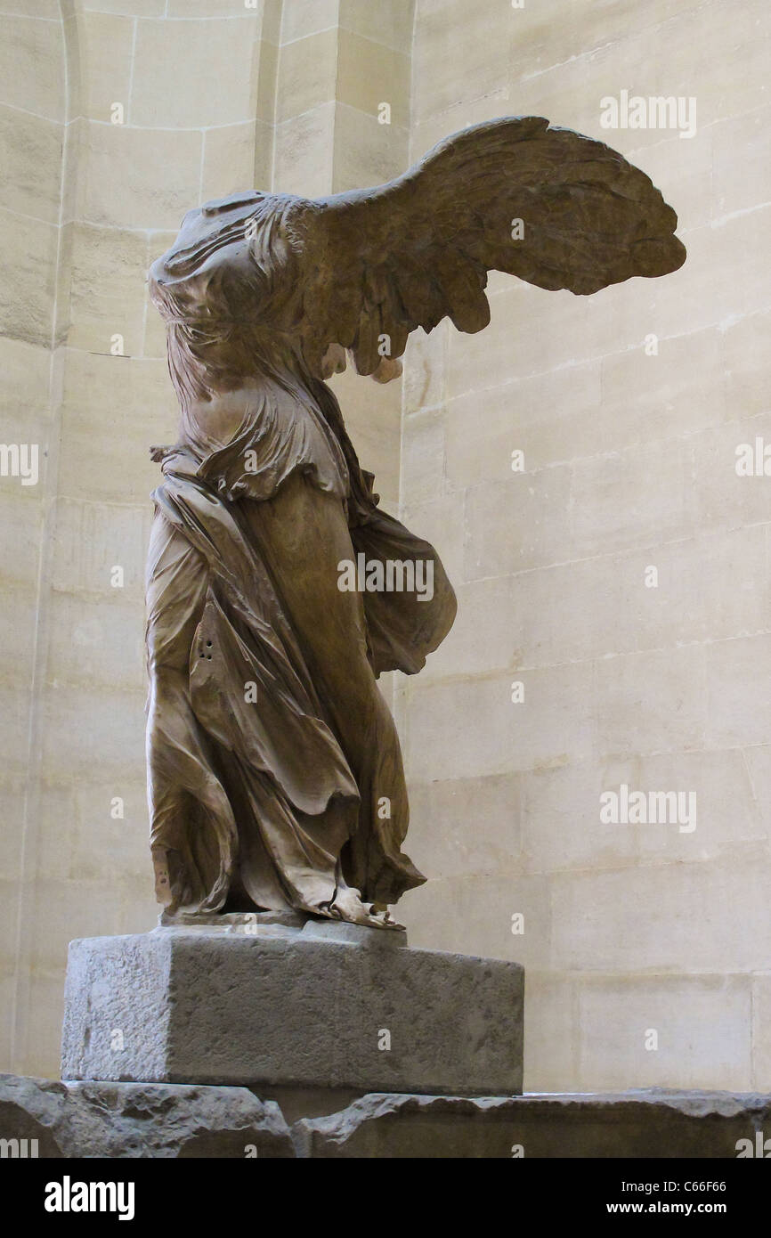 La Vittoria Alata di Samotracia visualizzato nel museo del Louvre a Parigi Foto Stock