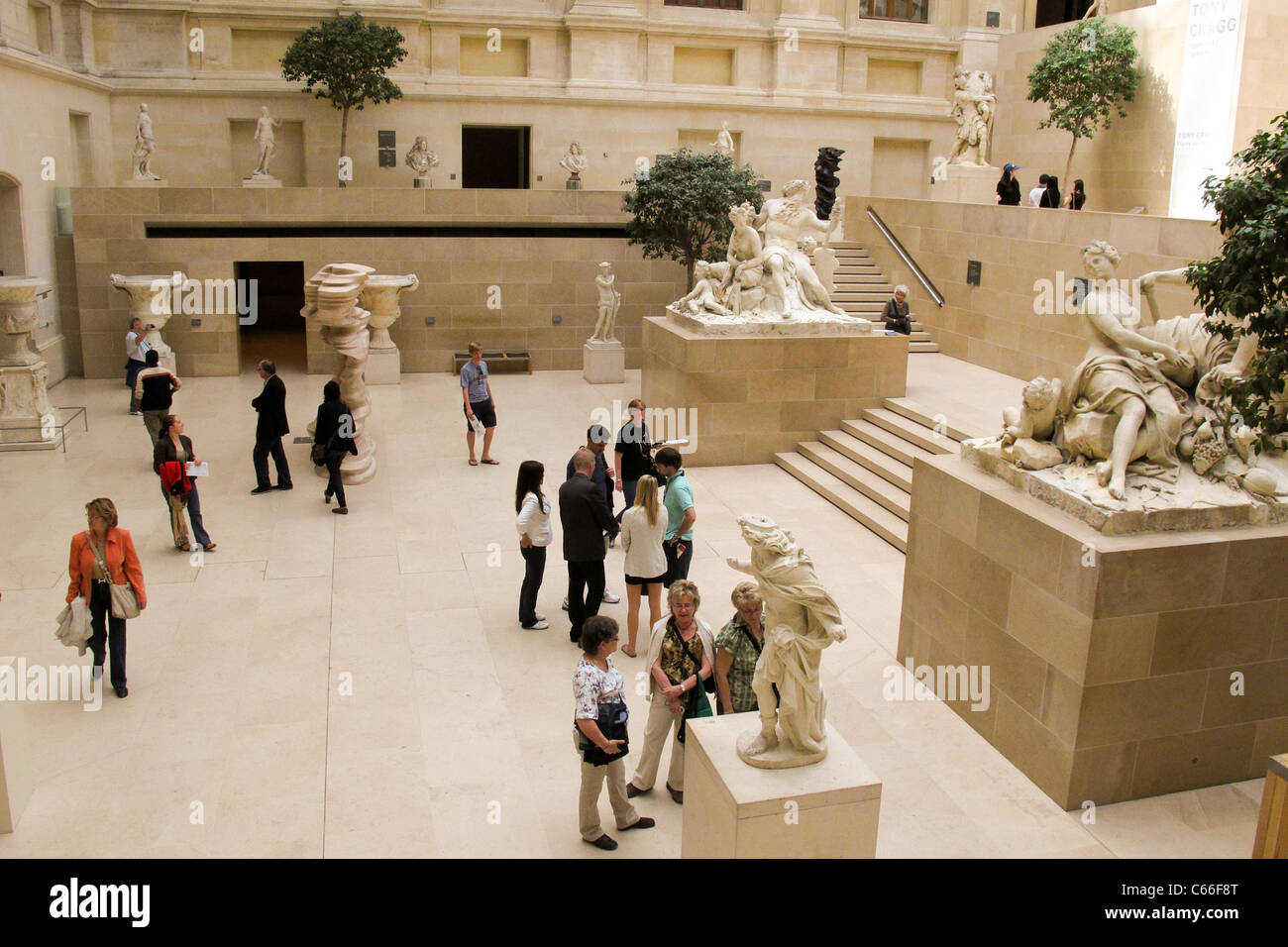 I visitatori godere di varie opere d'arte del Museo del Louvre a Parigi Francia Foto Stock