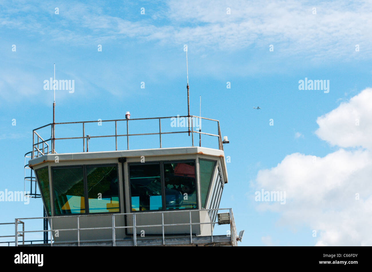 La torre di controllo della Barra Beach Airport con un Twin Otter per "piano volteggiare dietro. Foto Stock