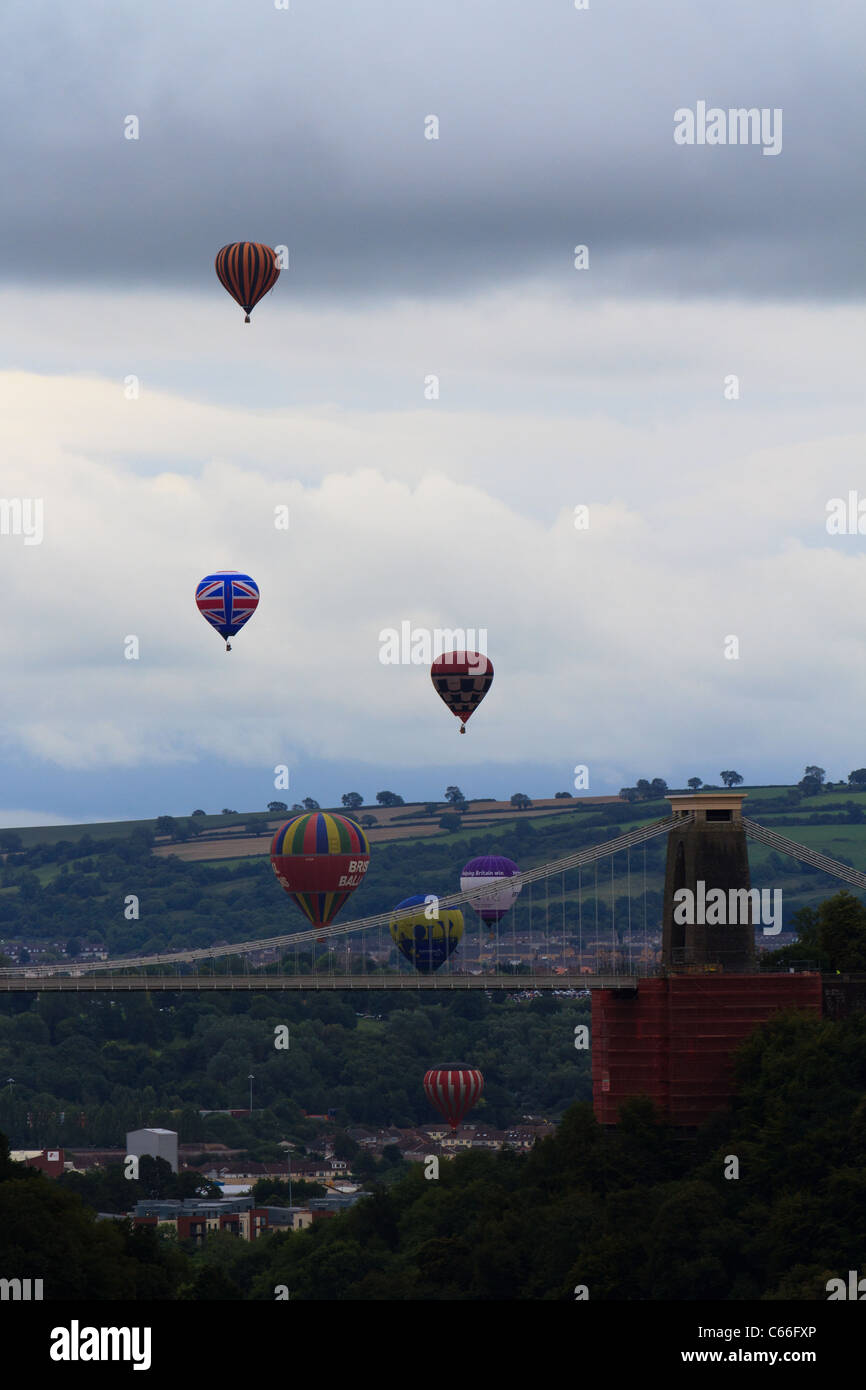 I palloni ad aria calda volare sopra il ponte sospeso di Clifton a Bristol Balloon Fiesta. Foto Stock