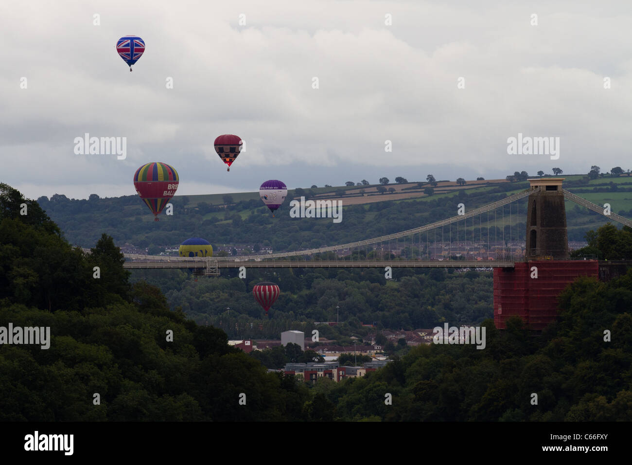 I palloni ad aria calda volare sopra il ponte sospeso di Clifton a Bristol Balloon Fiesta. Foto Stock