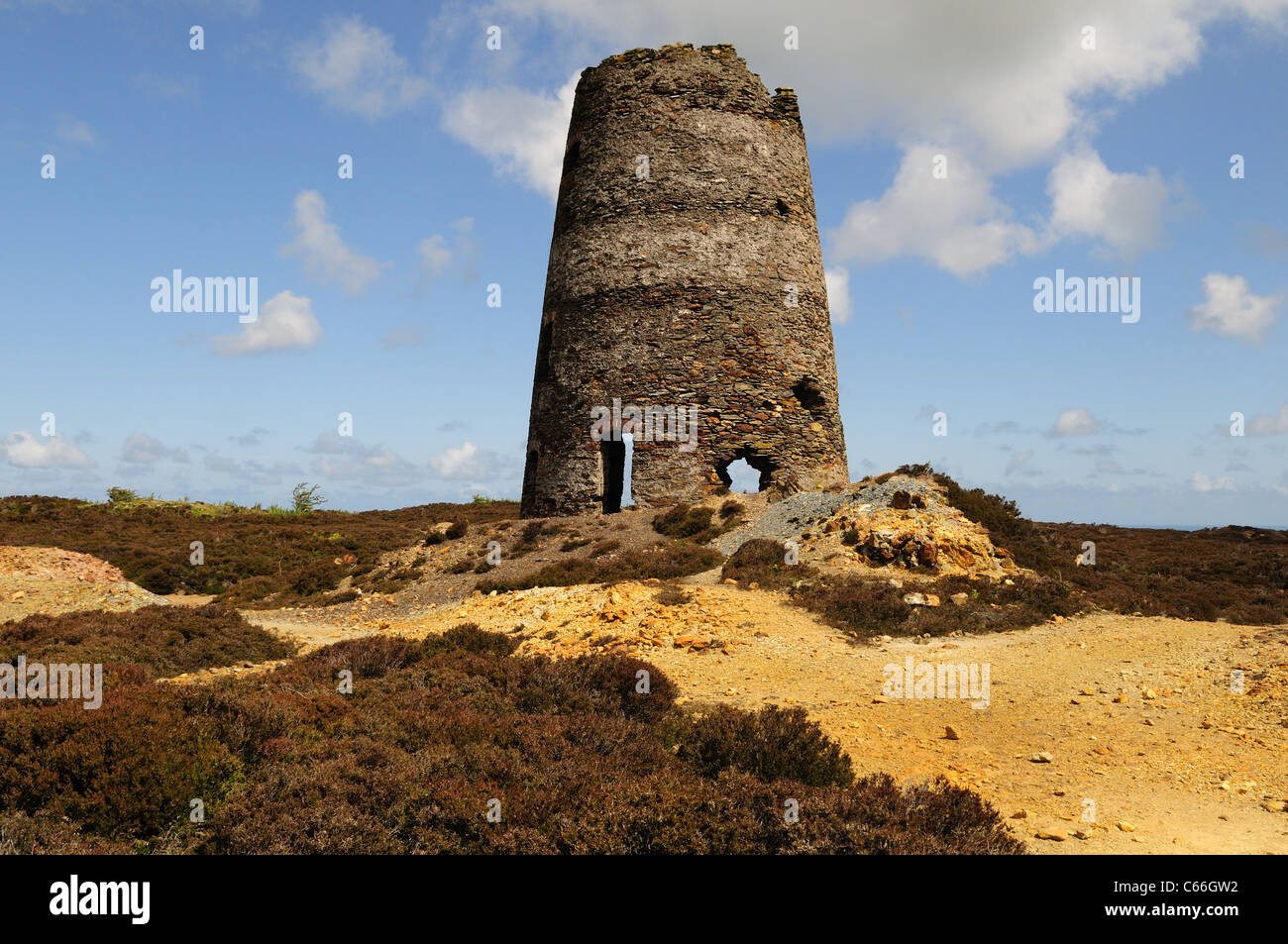 Il mulino a vento di abbandonati a Parys montagna miniera di rame Amlwch Anglesey Ynys Mon Gwynedd in Galles Cymru REGNO UNITO GB Foto Stock