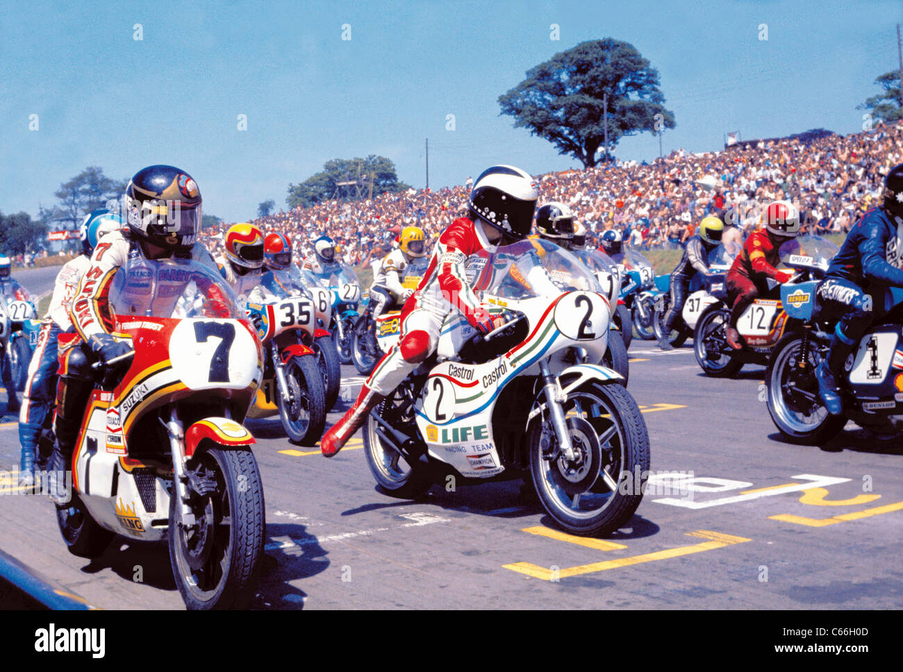 Seduto sulla linea di partenza accanto a Phil Read, Sheene si prepara per il 1976 Post TT International a Mallory Park. Foto Stock