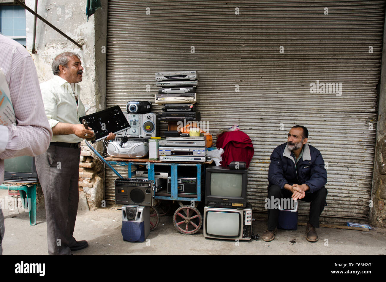Gli uomini anziani vendita Hi-Fi obsolete e parti elettriche nel centro di Teheran Foto Stock