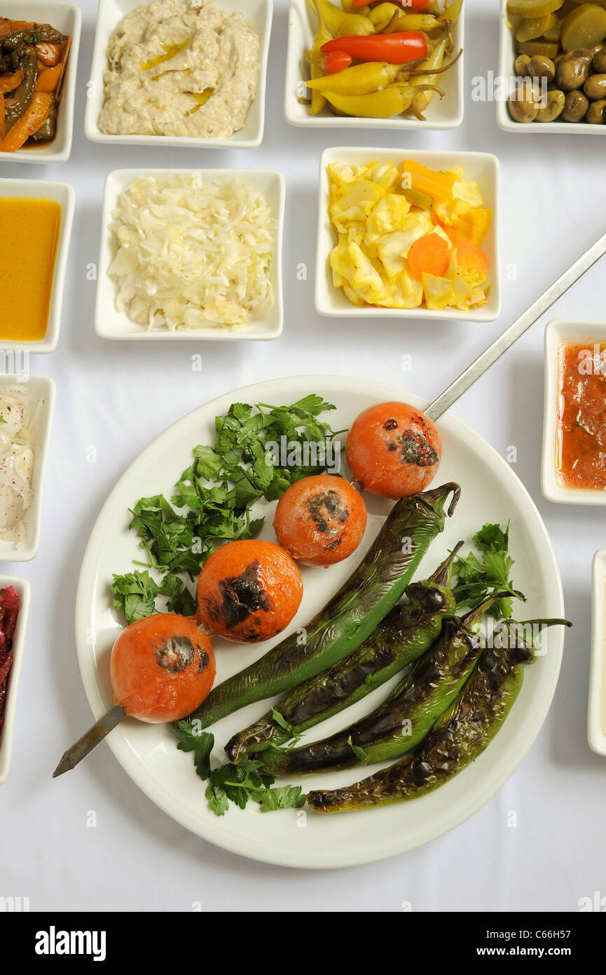 Mezze di insalate mediterranee Foto Stock