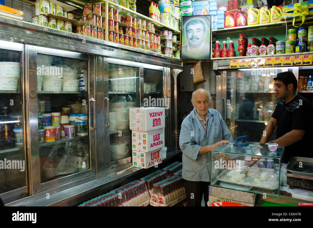 I negozianti in una latteria nel nord di Tehran, Iran Foto Stock