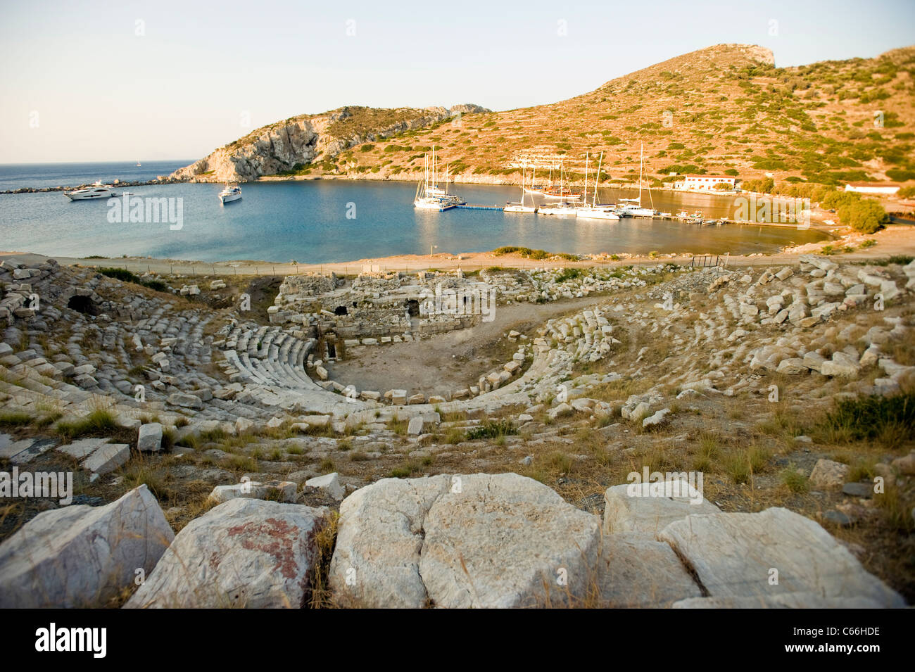 Knidos antica città teatro e barche a vela Penisola di Datca Turchia Foto Stock