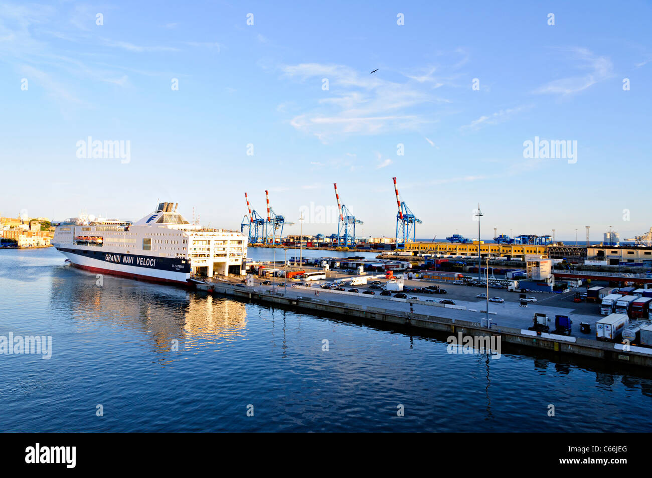 Una vista del porto di Genova con la banchina di carico e una grande nave traghetto Foto Stock