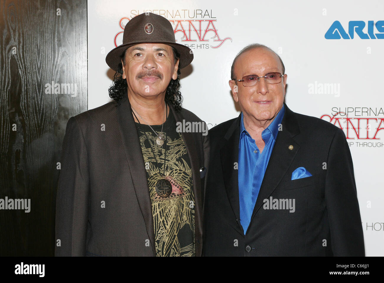 Carlos Santana, Clive Davis di presenze per chitarra paradiso...la chitarra più grandi classici di tutti i tempi Album Release Party, Vanity Nightclub, Hard Rock Hotel e Casino, Las Vegas NV, Agosto 25, 2010. Foto di: James Atoa/Everett Collection Foto Stock