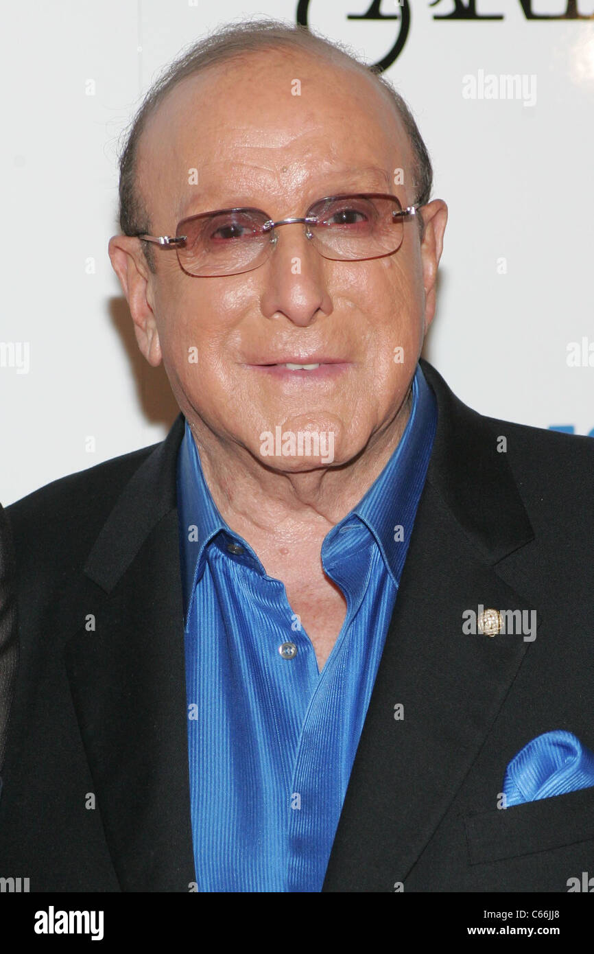 Clive Davis di presenze per chitarra paradiso...la chitarra più grandi classici di tutti i tempi Album Release Party, Vanity Nightclub, Hard Rock Hotel e Casino, Las Vegas NV, Agosto 25, 2010. Foto di: James Atoa/Everett Collection Foto Stock