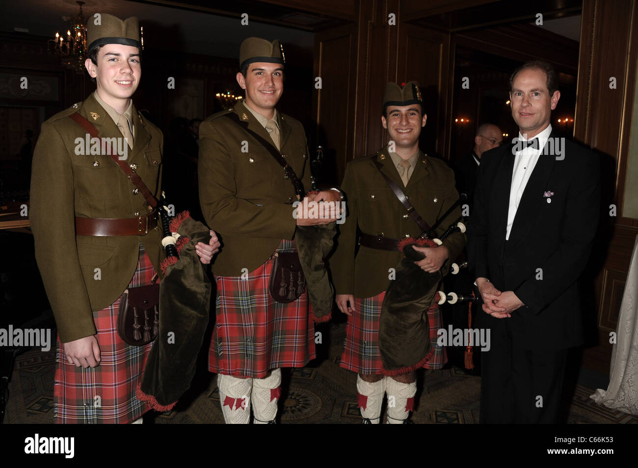 Leone rampante Pipe Band, S.A.R. il Principe Edward di presenze per il Duca di Edimburgo di un premio internazionale e il giovane americano la sfida della cena di gala, il Pierre Hotel, New York, NY Giugno 23, 2011. Foto di: Rob ricco/Everett Collection Foto Stock