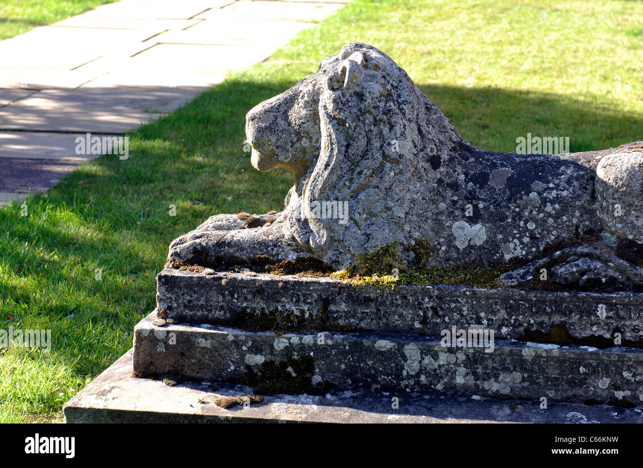 Lion memorial sagomato in St. Andrew's sagrato, Tur Langton, Leicestershire, England, Regno Unito Foto Stock