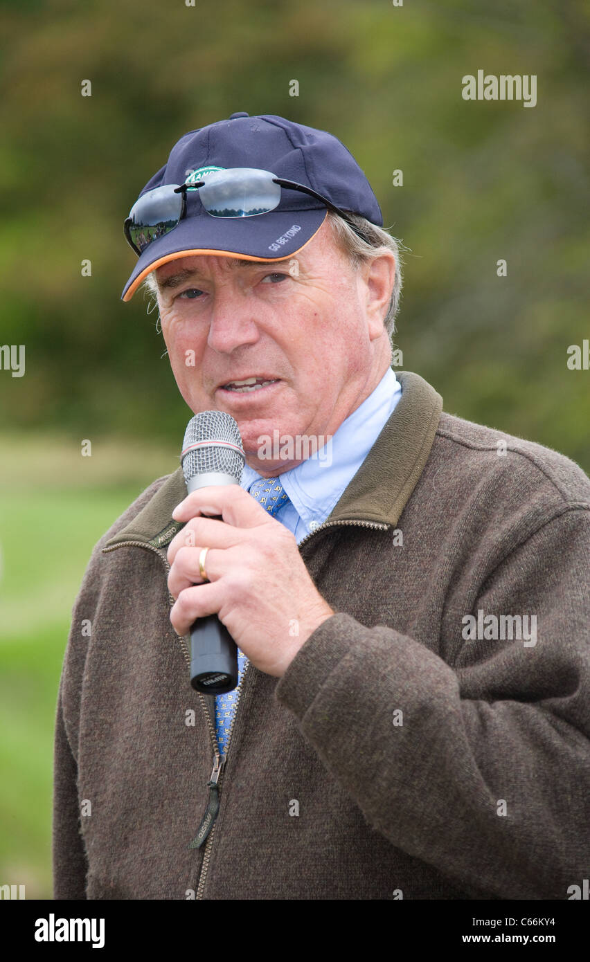 Il capitano Mark Phillips corso designer per il 2011 Burghley Horse Trials,Stamford,Lincolnshire Foto Stock