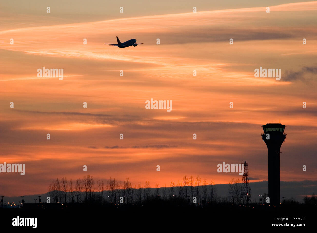 Piano di decollare da London Luton Airport al tramonto Foto Stock