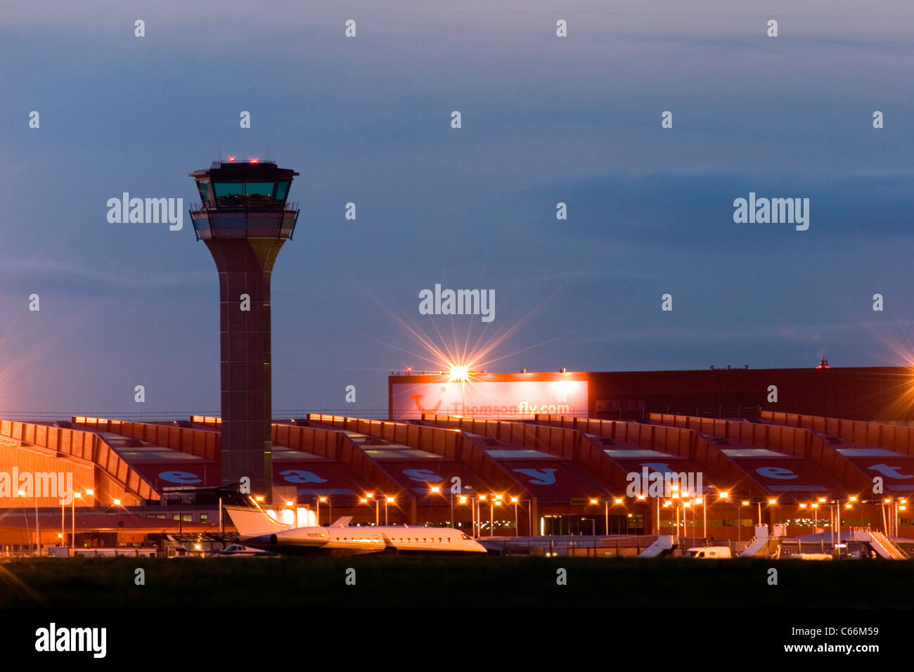 London Luton Airport e la torre di controllo al crepuscolo Foto Stock
