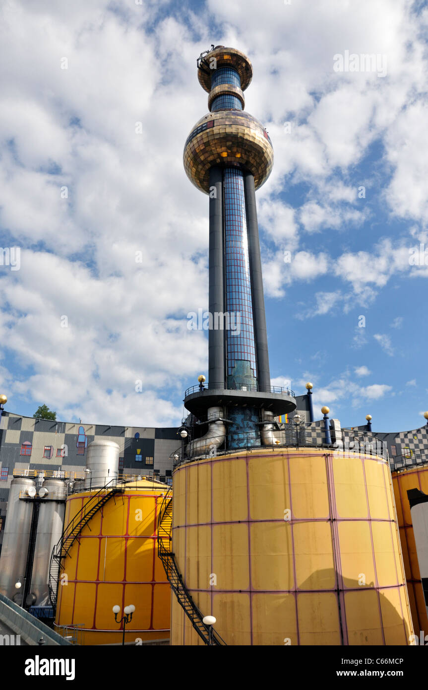 La potenza e il calore della stazione di alimentazione progettata da Friedensreich Hundertwasser, Vienna, Austria, Europa Foto Stock