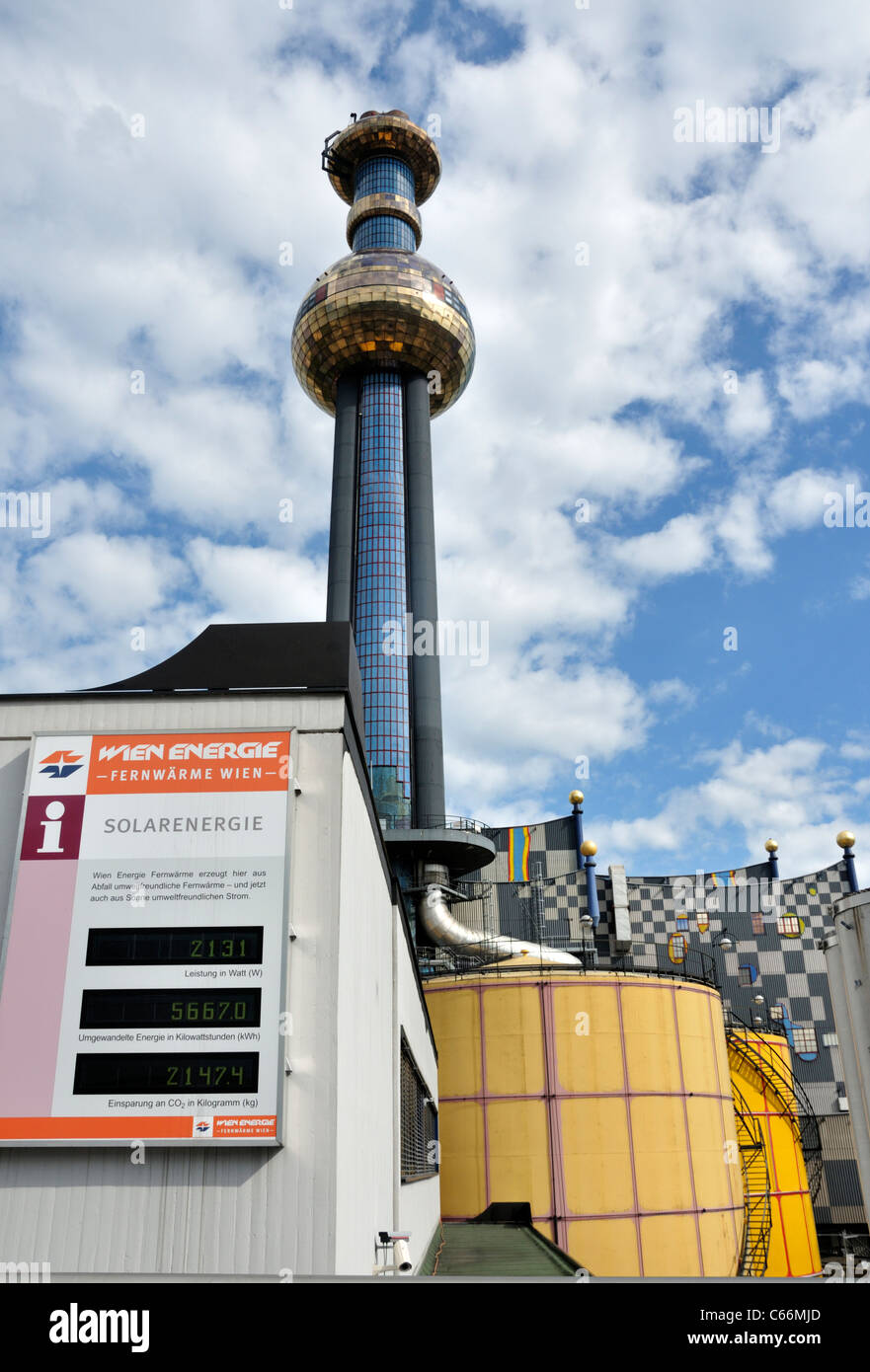 La potenza e il calore della stazione di alimentazione progettata da Friedensreich Hundertwasser, Vienna, Austria, Europa Foto Stock