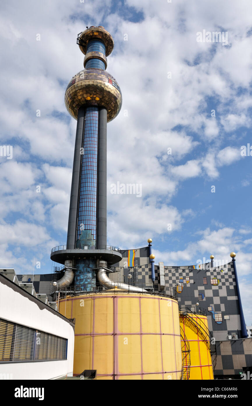 La potenza e il calore della stazione di alimentazione progettata da Friedensreich Hundertwasser, Vienna, Austria, Europa Foto Stock