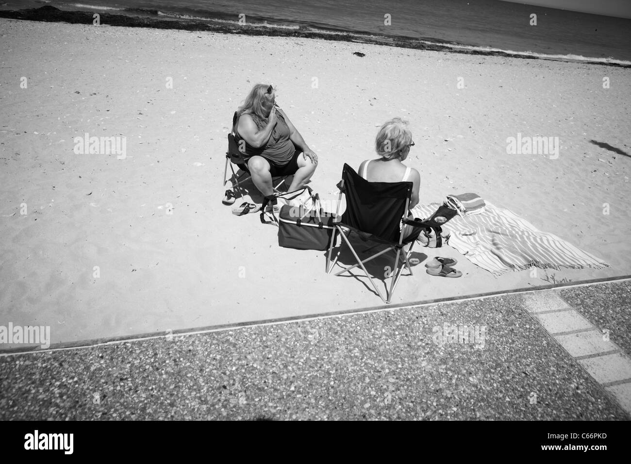 Due signore godendo di un picnic sulla spiaggia in Normandia Foto Stock