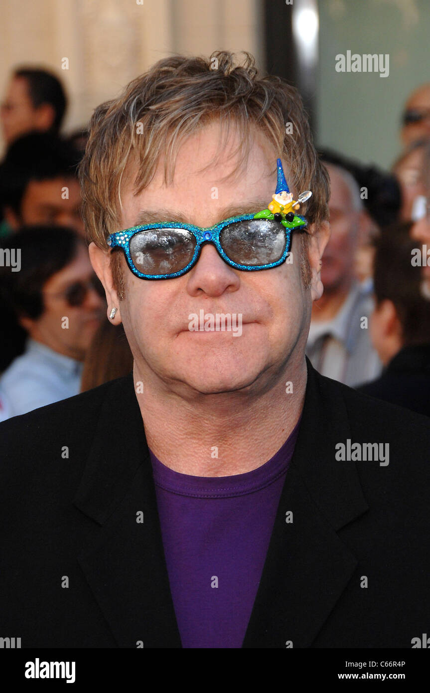 Elton John all'arrivo GNOMEO E GIULIETTA Premiere, El Capitan theater, Los Angeles, CA, 23 gennaio 2011. Foto Da: Michael Germana/Everett Collection Foto Stock