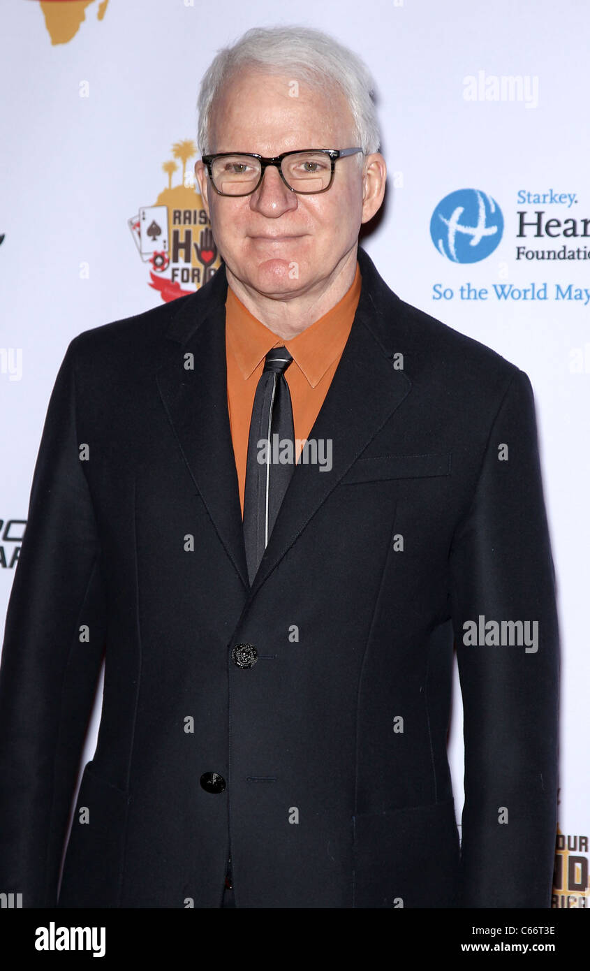 Steve Martin di presenze per alzare la mano per l'Africa Texas Hold 'Em Celebrity carità torneo, Golden Nugget, Las Vegas, NV Febbraio 19, 2011. Foto di: MORA/Everett Collection Foto Stock