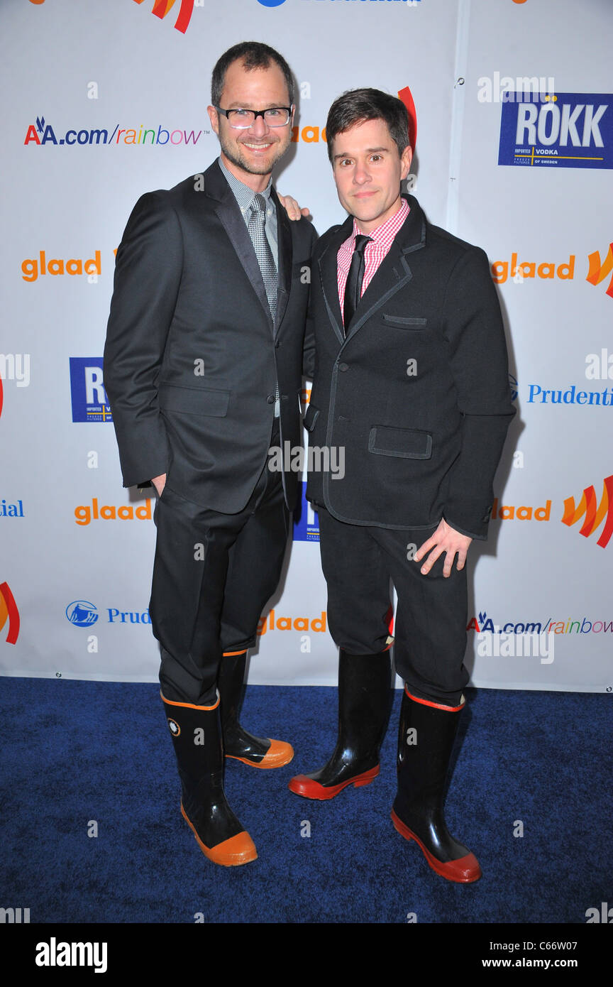 Josh Kilmer-Purcell (L), Dr. Brent Ridge presso gli arrivi per la XXII edizione GLAAD Media Awards di New York cerimonia, il Marriott Marquis Hotel di New York, NY Marzo 19, 2011. Foto di: Gregorio T. Binuya/Everett Collection Foto Stock