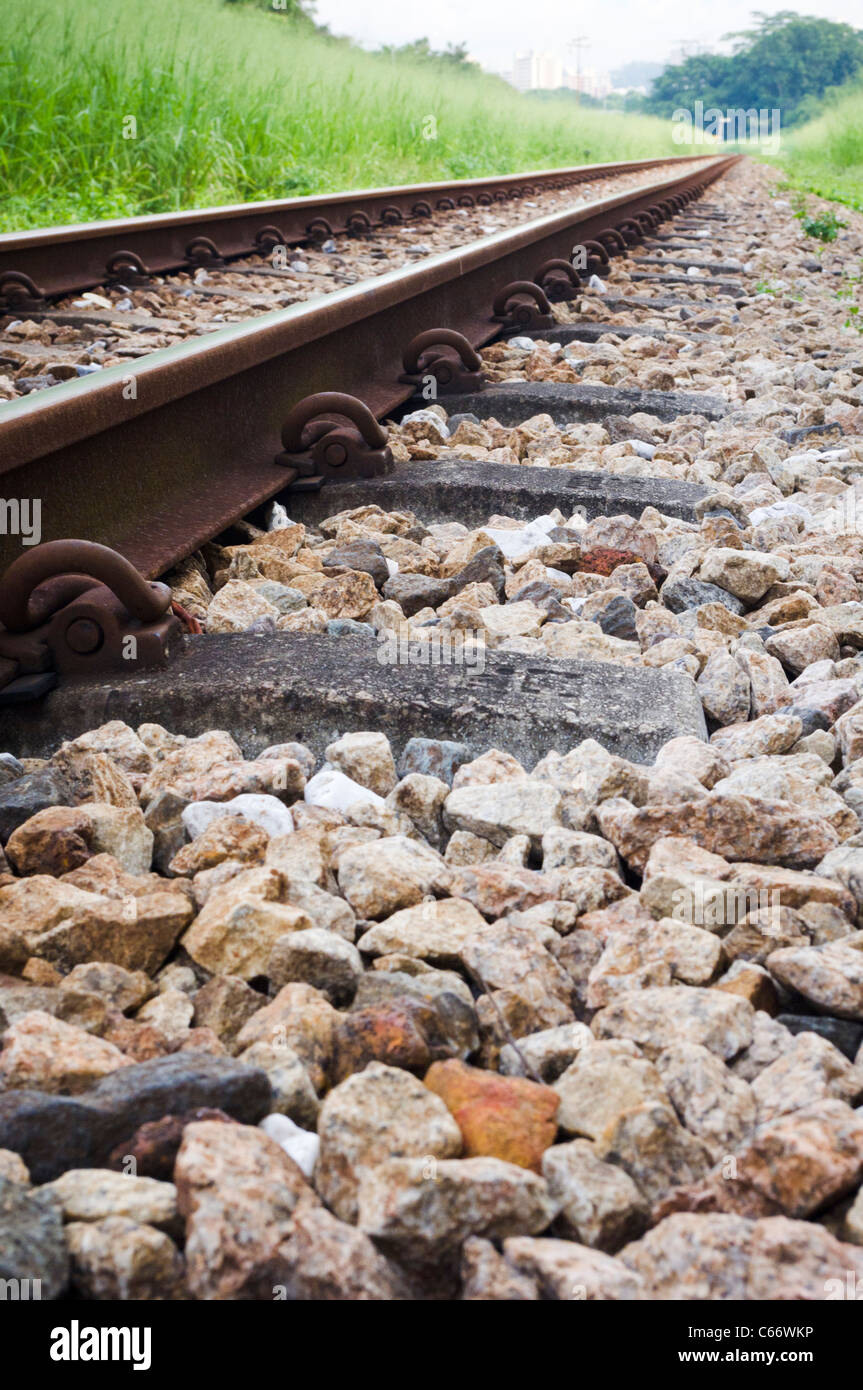 Una vista della via la zavorra della ferrovia. Foto Stock