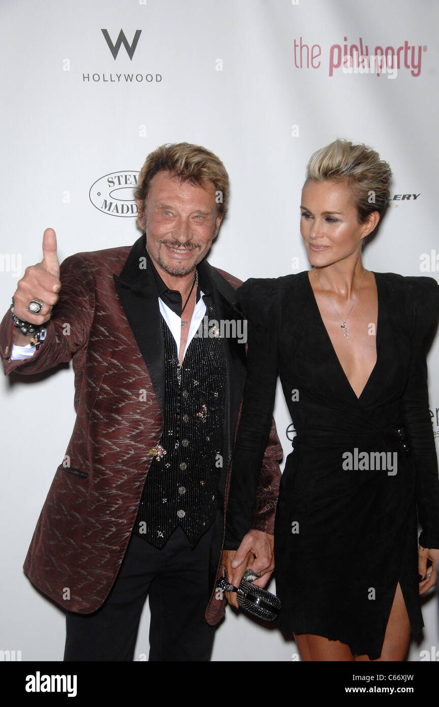 Johnny Hallyday, Laeticia Hallyday presso gli arrivi per la sesta annuale festa rosa beneficio per Cedars-Sinai Donne del Cancer Research Institute, Drai presso il W Hollywood, Los Angeles, CA, 25 settembre 2010. Foto Da: Michael Germana/Everett Collection Foto Stock