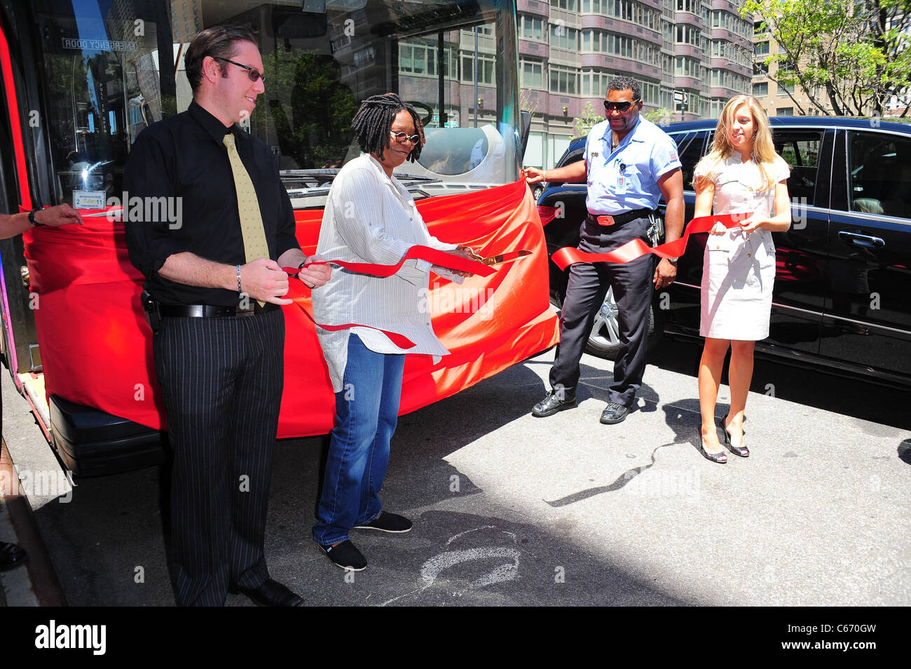 Whoopi Goldberg ad una apparizione pubblica per la Gray Line New York's Ride di fama successi di campagna Whoopi Goldberg, libertà luogo e Foto Stock