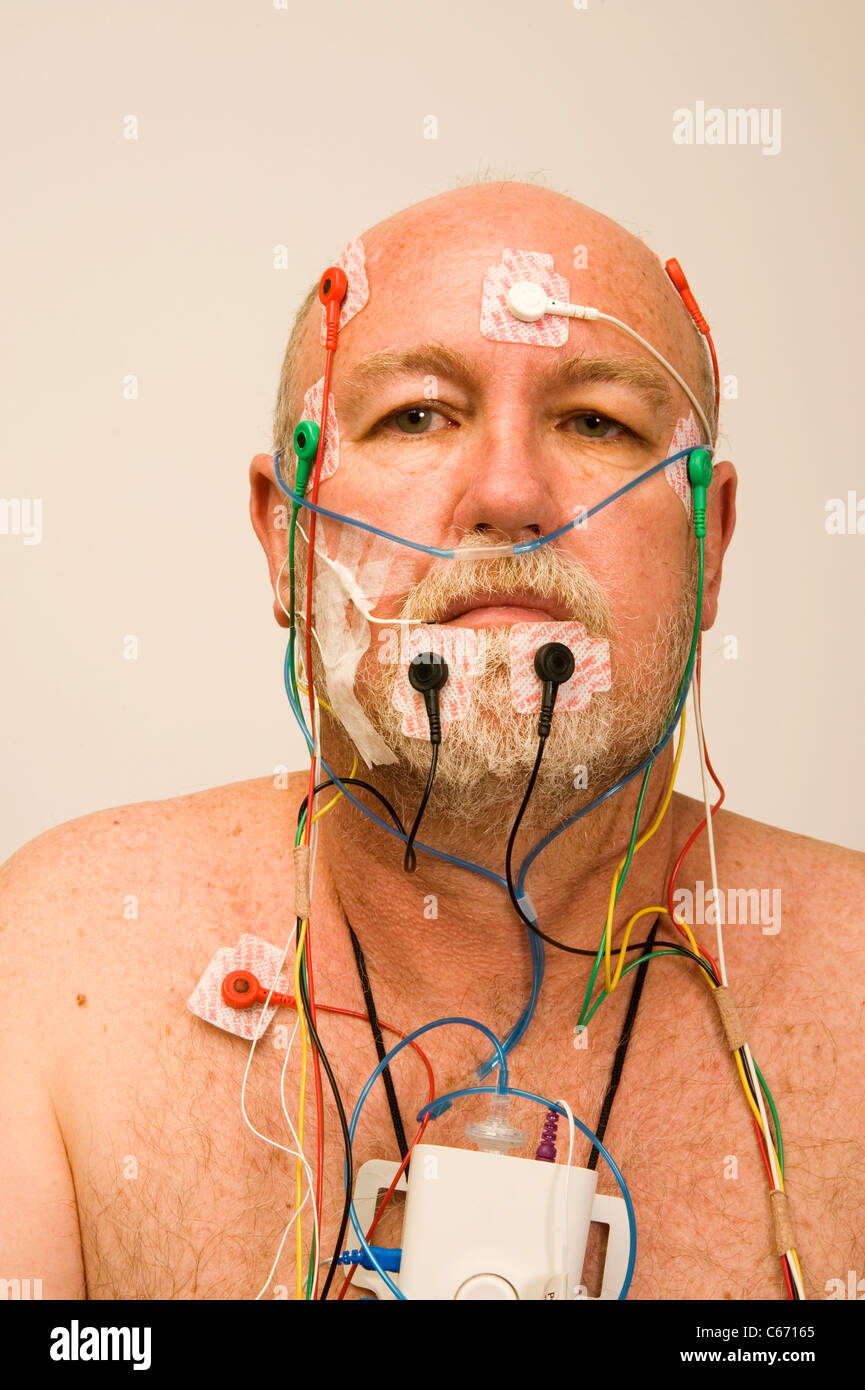 L uomo è cablato per l'apnea nel sonno test Foto Stock