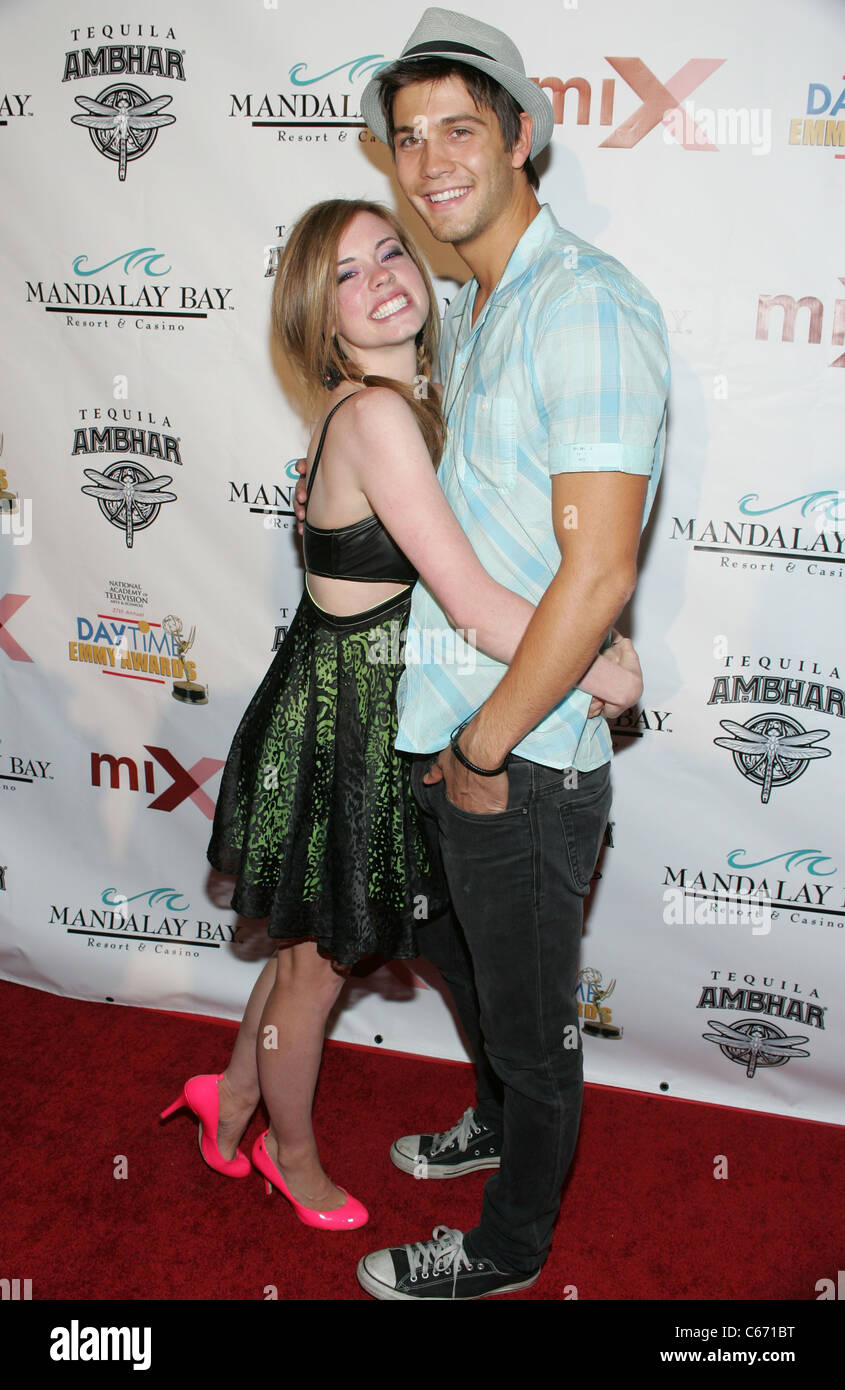 Molly Burnett, Casey Deidrick ad una apparizione pubblica per la Mix Lounge Pre-Party ufficiale per il 2010 Animazione diurna Emmy Awards, l'Hotel a Mandalay Bay, Las Vegas, NV il 26 giugno 2010. Foto di: James Atoa/Everett Collection Foto Stock