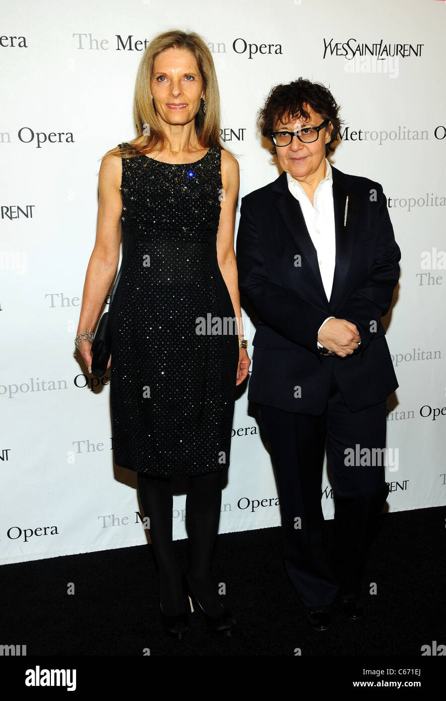 Sandra Brant, Ingrid Sischy presso gli arrivi per il Metropolitan Opera Premiere di Le Comte Ory, Lincoln Center di New York, NY Marzo Foto Stock