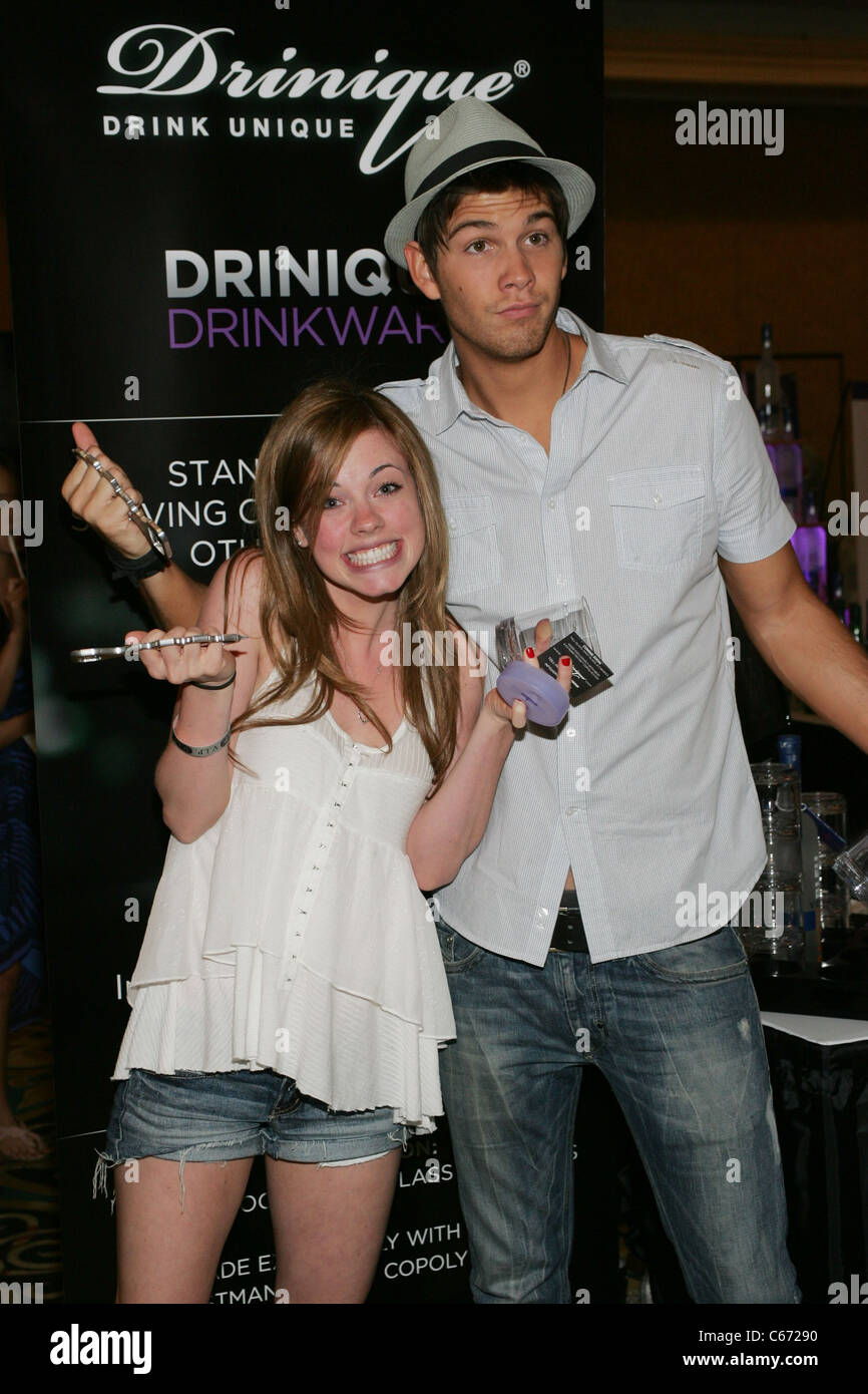 Molly Burnett, Casey Deidrick di presenze per regalo di lusso Suite per il trentasettesimo giorno annuale Emmy Awards per essere ospitato da SWAY presenta, Las Vegas Hilton di Las Vegas, NY Giugno 26, 2010. Foto di: James Atoa/Everett Collection Foto Stock
