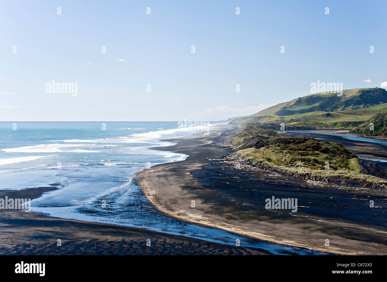 Il Nord Taranaki insenatura con spiagge nere vulcaniche verso Awakino Waitomo quartiere Isola del nord della Nuova Zelanda NZ Foto Stock