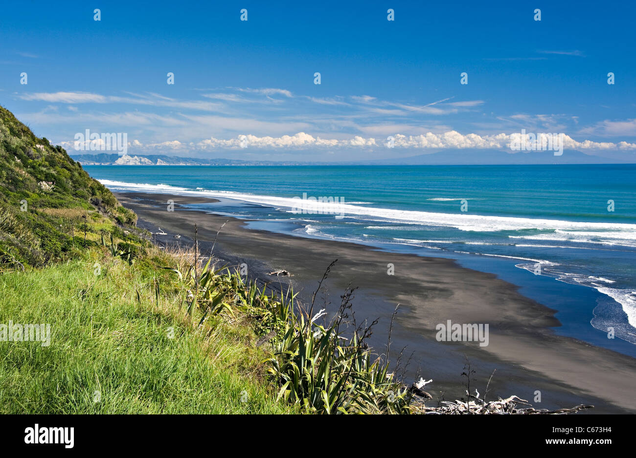 Il nero spiaggia vulcanica del Nord Taranaki ansa verso le bianche scogliere e Onaero distretto di Waitomo in Nuova Zelanda NZ Foto Stock