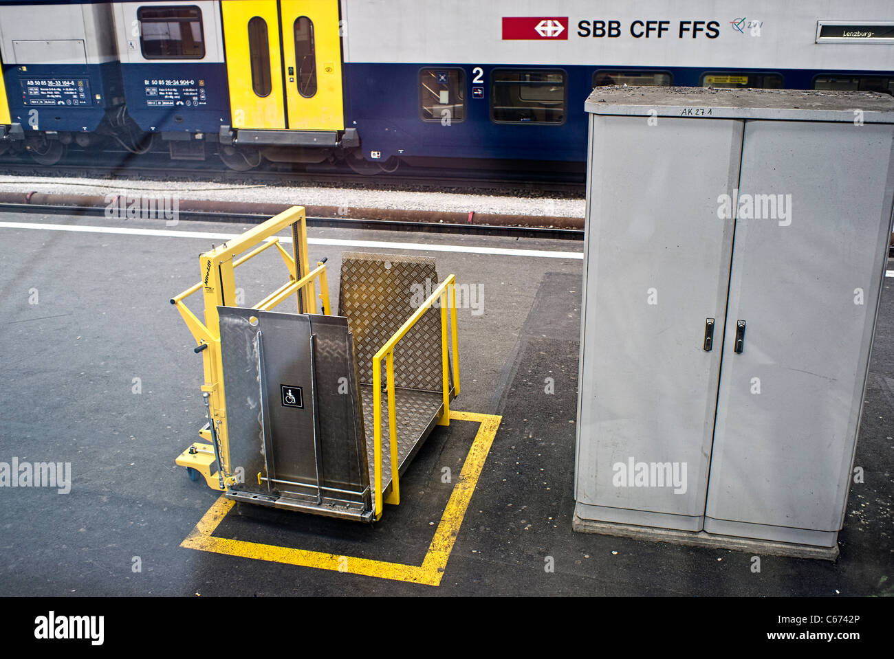 Contrassegnato posto di parcheggio per lo specialista MiroLift disabilità dispositivo di trasporto su ferrovia svizzera platform Foto Stock