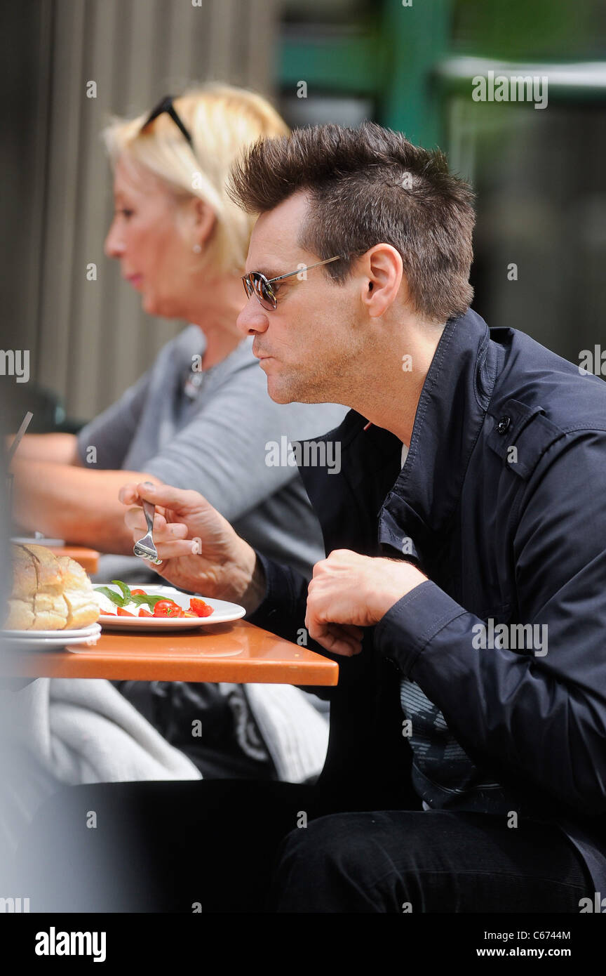 Jim Carrey, Décines presso il Bar Pitti fuori e circa per celebrità CANDIDS - gio, , New York, NY, 19 maggio 2011. Foto di: Ray Tamarra/Everett Collection Foto Stock