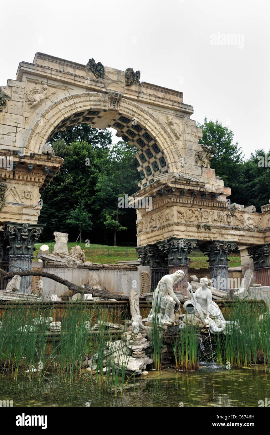 Rovina romana nel parco di Palazzo Schoenbrunn, Vienna, Austria, Europa Foto Stock