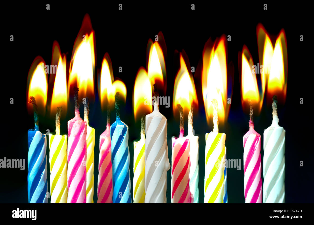 Immagine surreale Close up più caramella di colore acceso candele di compleanno Foto Stock