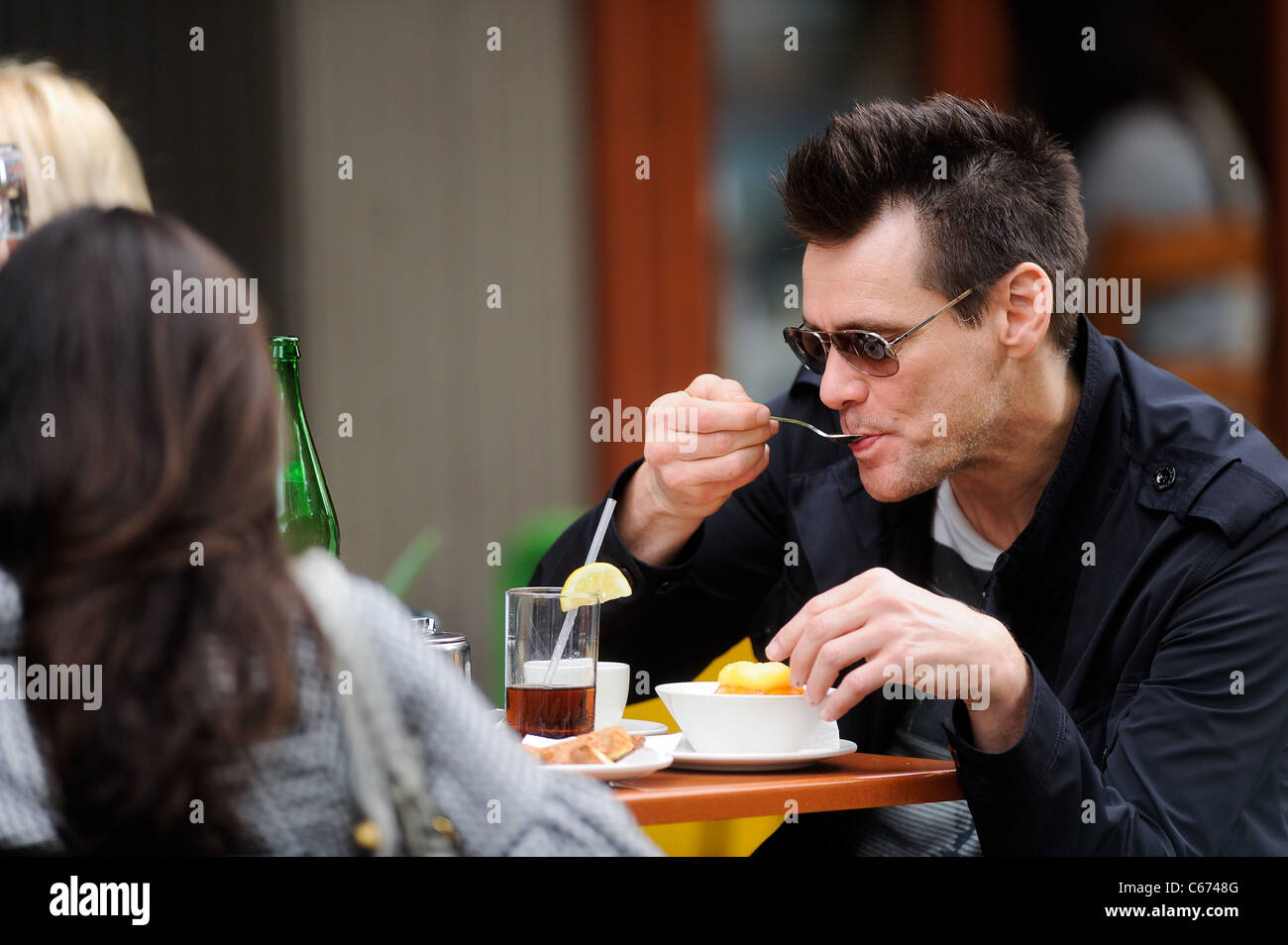 Jim Carrey, Décines presso il Bar Pitti fuori e circa per celebrità CANDIDS - gio, , New York, NY, 19 maggio 2011. Foto di: Ray Tamarra/Everett Collection Foto Stock